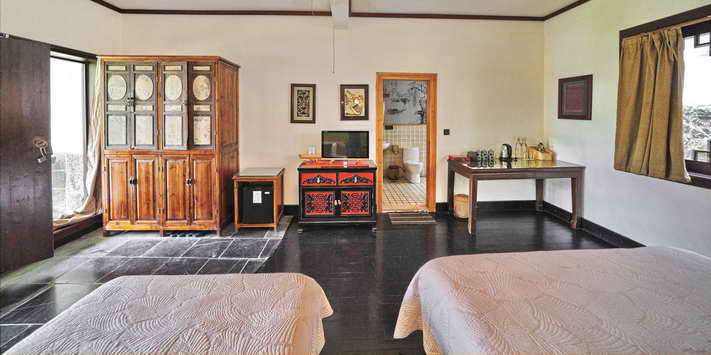 Yangshuo Mountain Retreat Yulong River double queen room.