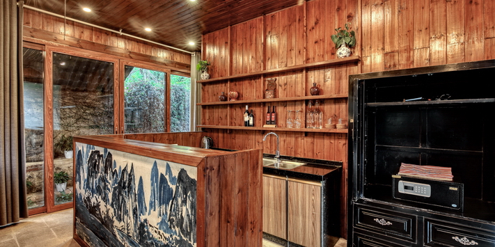 This is the largest room at Mountain Retreat , two bathrooms, seating on the terrace for up to 8 people and spectacular views, all in a separate private building.
