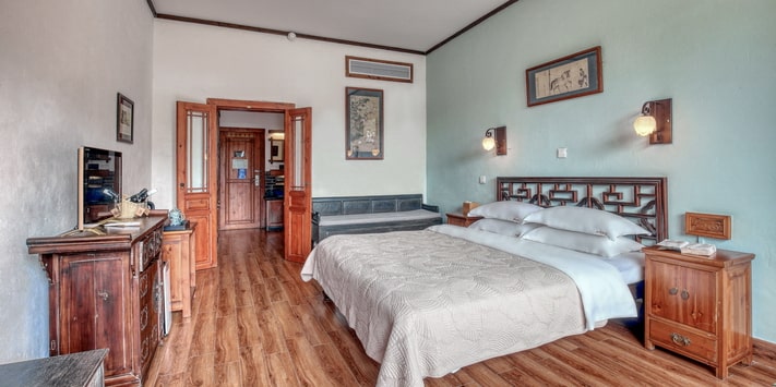 Yangshuo Mountain Retreat Yulong River corner room with oversize balcony.