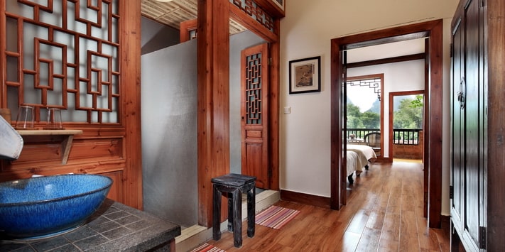 Yangshuo Mountain Retreat Yulong River corner room with oversize balcony.