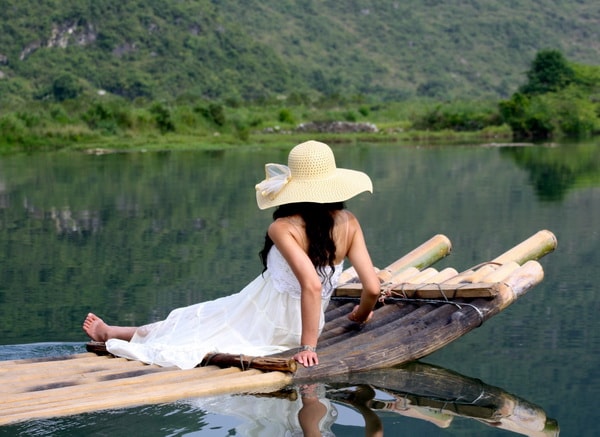Bamboo rafting yulong river to Yangshuo Mountain Retreat